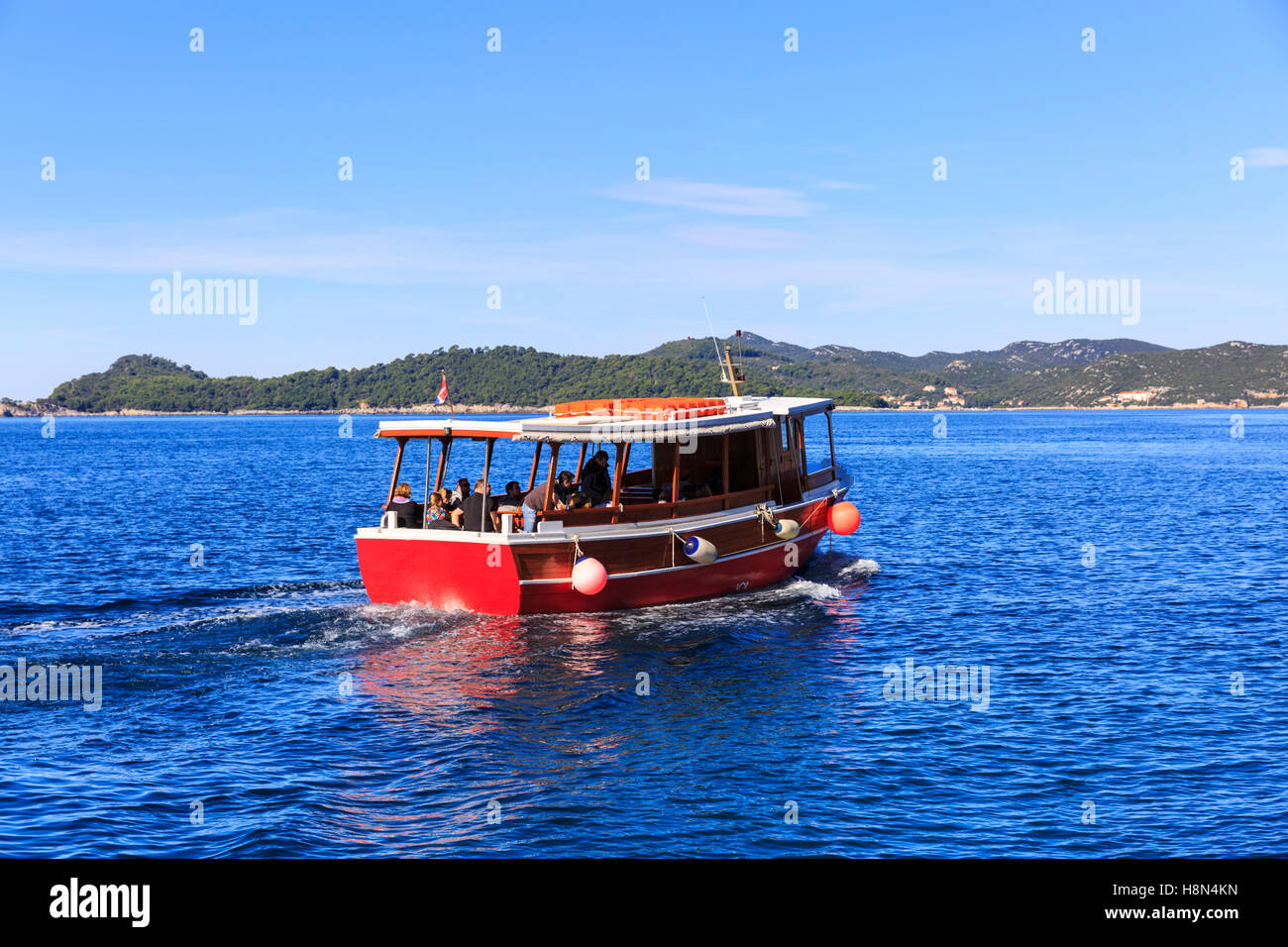 Ausflugsschiff die Touristen entlang der adriatischen Küste in der Nähe von Dubrovnik, Kroatien Stockfoto