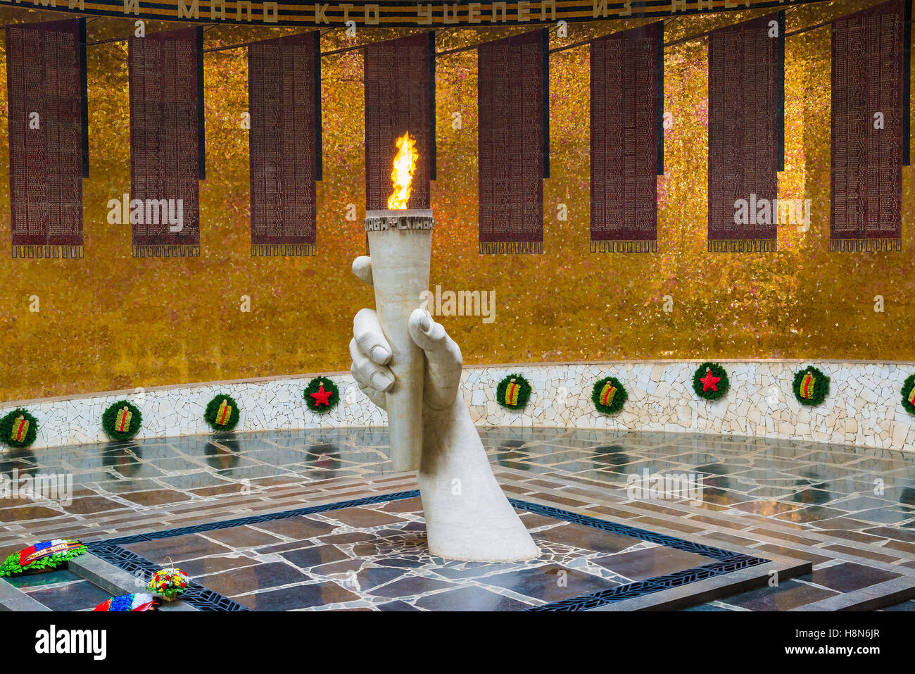 Volgograd, Russland - November 2.2016. Die ewige Flamme in Halle der militärischen Ruhm am Mamajew Kurgan Stockfoto