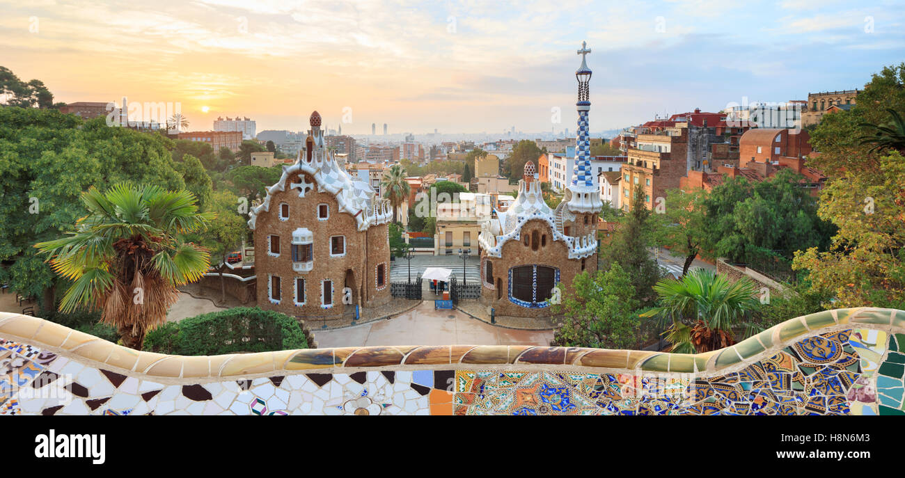 Park Güell in Barcelona. Blick auf Eingang Häuser mit Mosaiken im Vordergrund Stockfoto