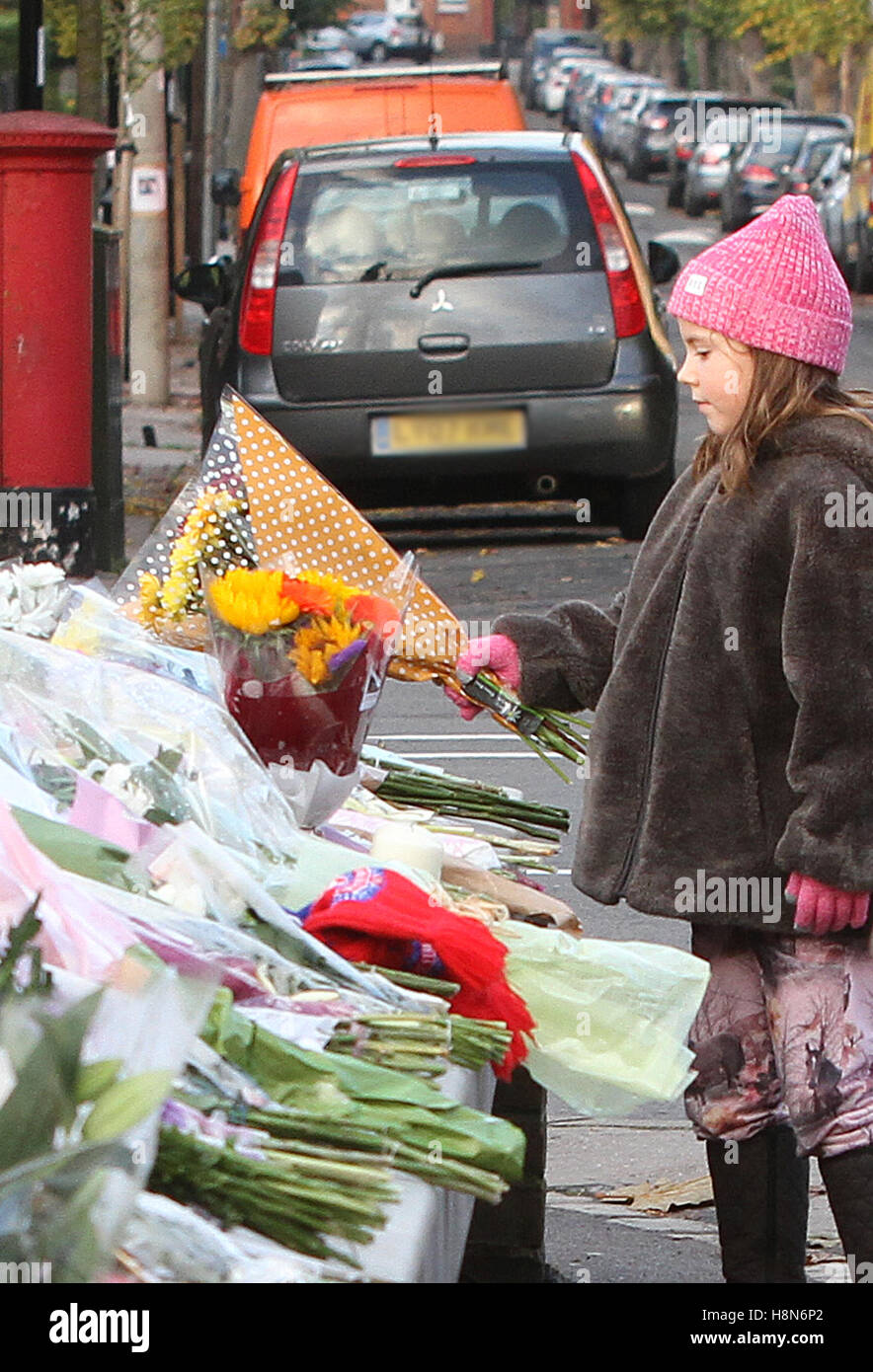 Mitglieder der öffentlichen legen Blumen am Tatort letzte Woche Straßenbahn Absturz in Croydon, Süd-London-UK Stockfoto