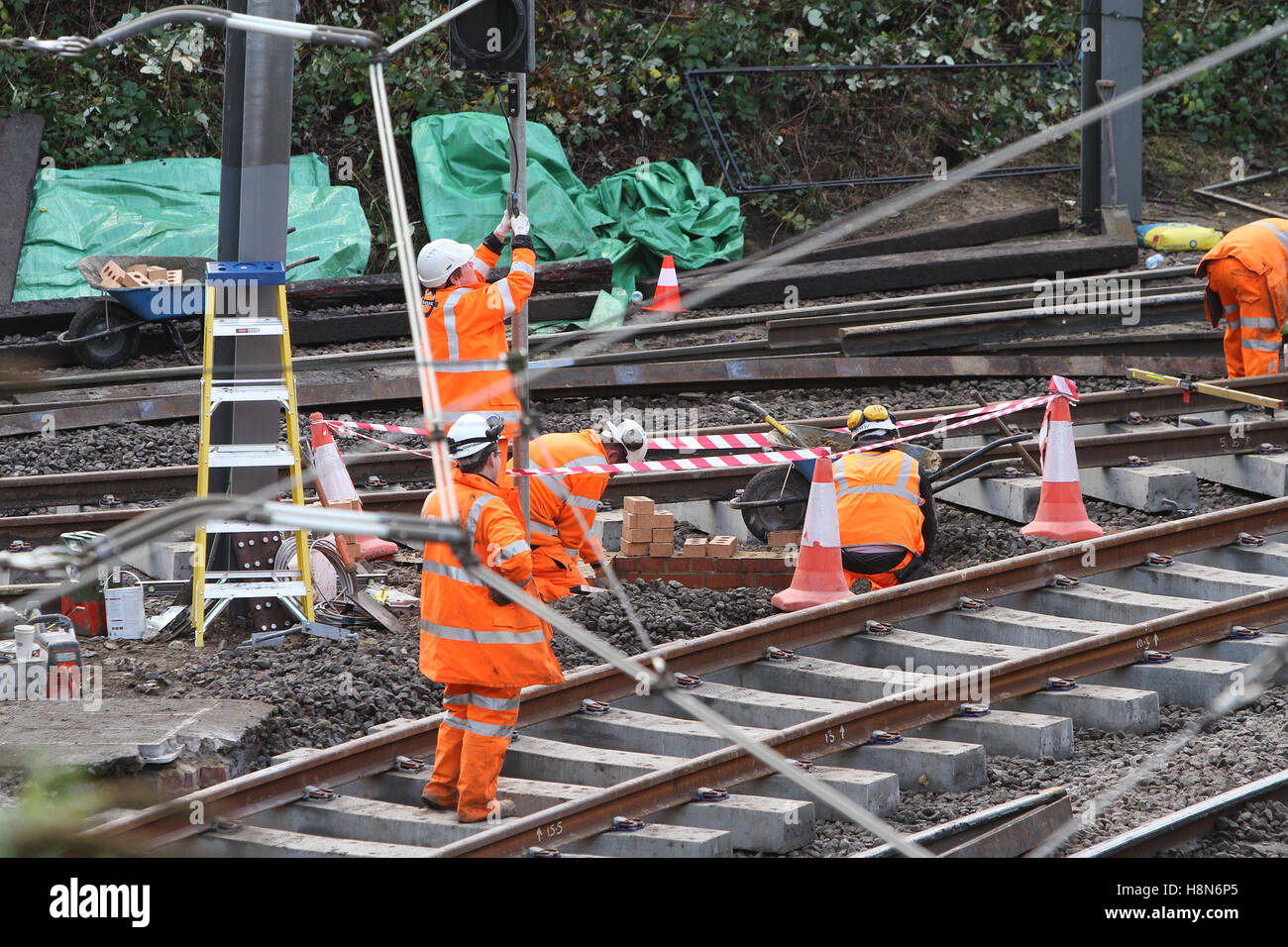 Arbeit der Besatzungen, Reparaturen in der Szene der letzten Woche Straßenbahn Absturz in Croydon, Süd-London-UK Stockfoto