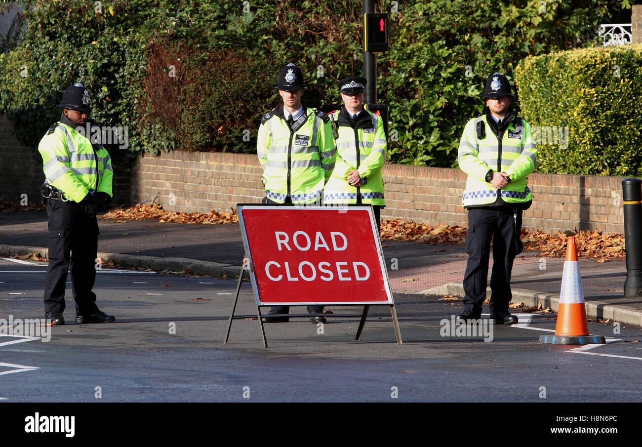 Polizist steht Sliently während der Tag des Waffenstillstands am Tatort von der Straßenbahn-Absturz in Croydon, Süd-London-UK Stockfoto