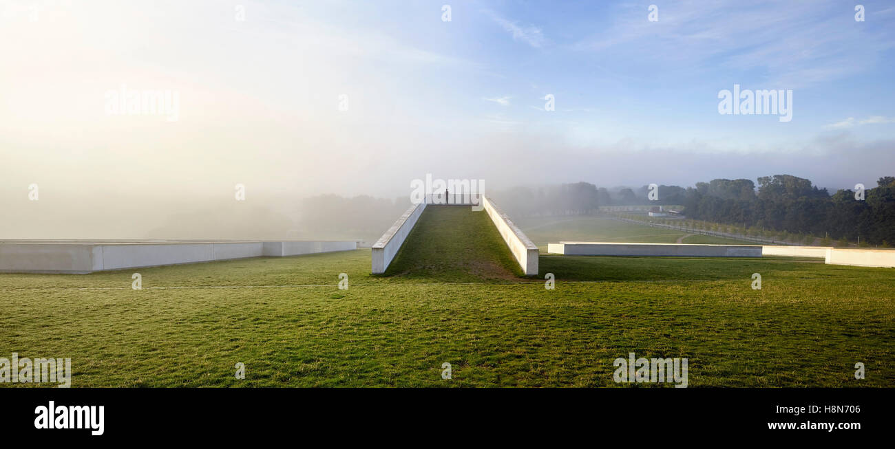 Panorama am Morgen Blick auf geneigten grünen Dachlandschaft. Moesgaard Museum, Aarhus, Dänemark. Architekt: Henning Larsen, 2015. Stockfoto