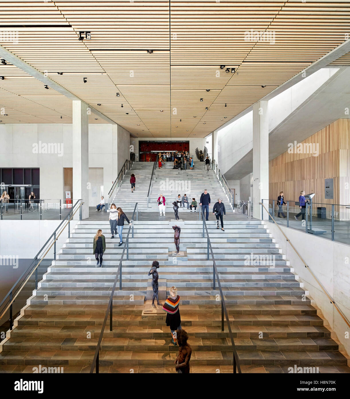 Foyer mit Mehrzweckhalle und breite Treppe. Moesgaard Museum, Aarhus, Dänemark. Architekt: Henning Larsen, 2015. Stockfoto
