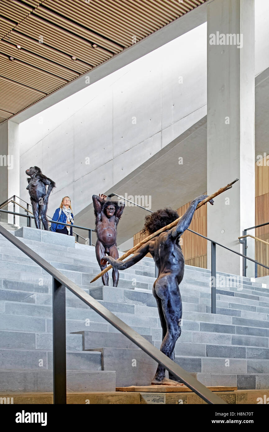 Detail der Steinzeitmensch Replik und Besucher, Ansicht von unten. Moesgaard Museum, Aarhus, Dänemark. Architekt: Henning Larsen, 2015. Stockfoto