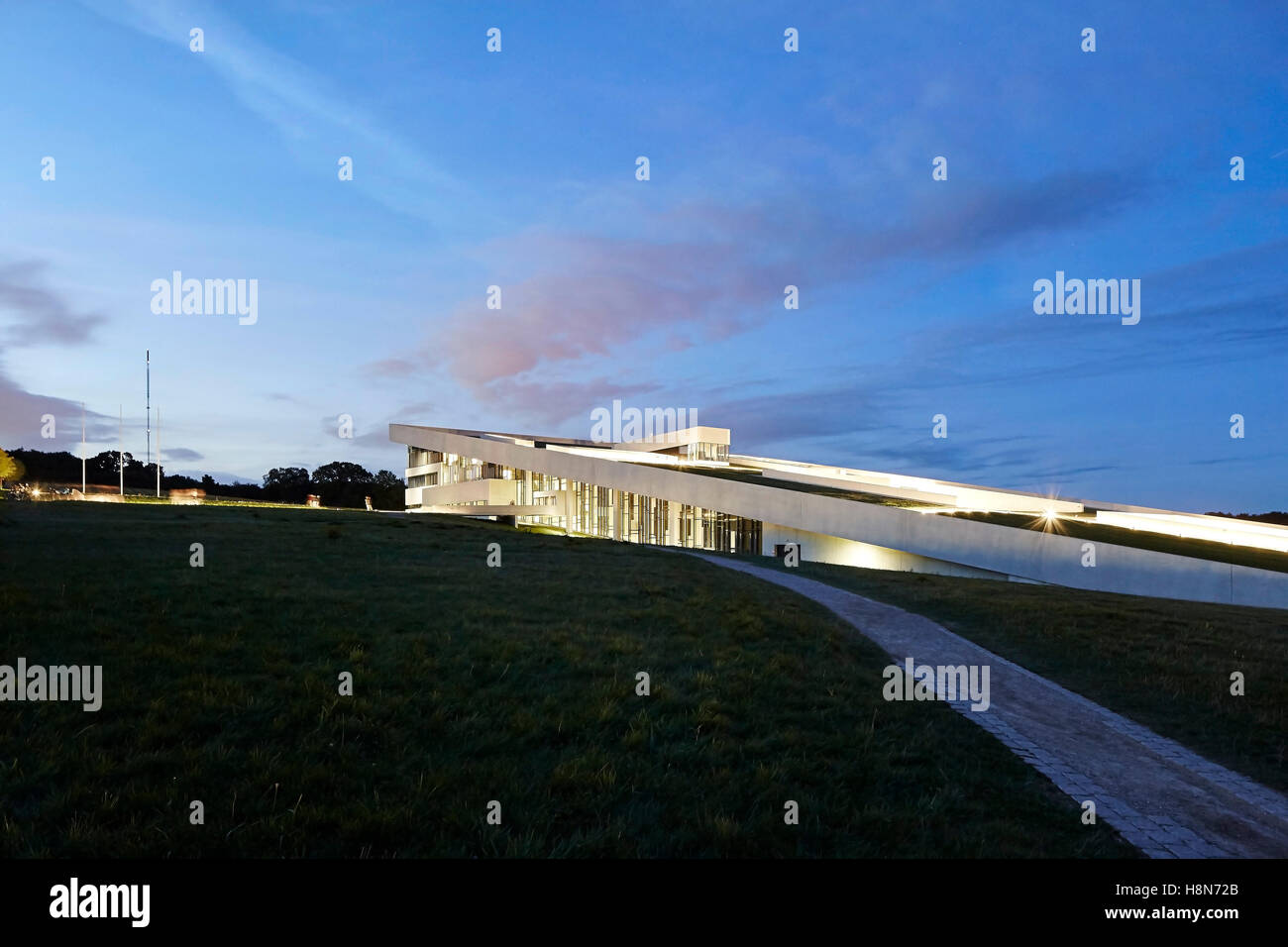 Nacht-Höhe von Ansatz mit beleuchteten Gebäude. Moesgaard Museum, Aarhus, Dänemark. Architekt: Henning Larsen, 2015. Stockfoto