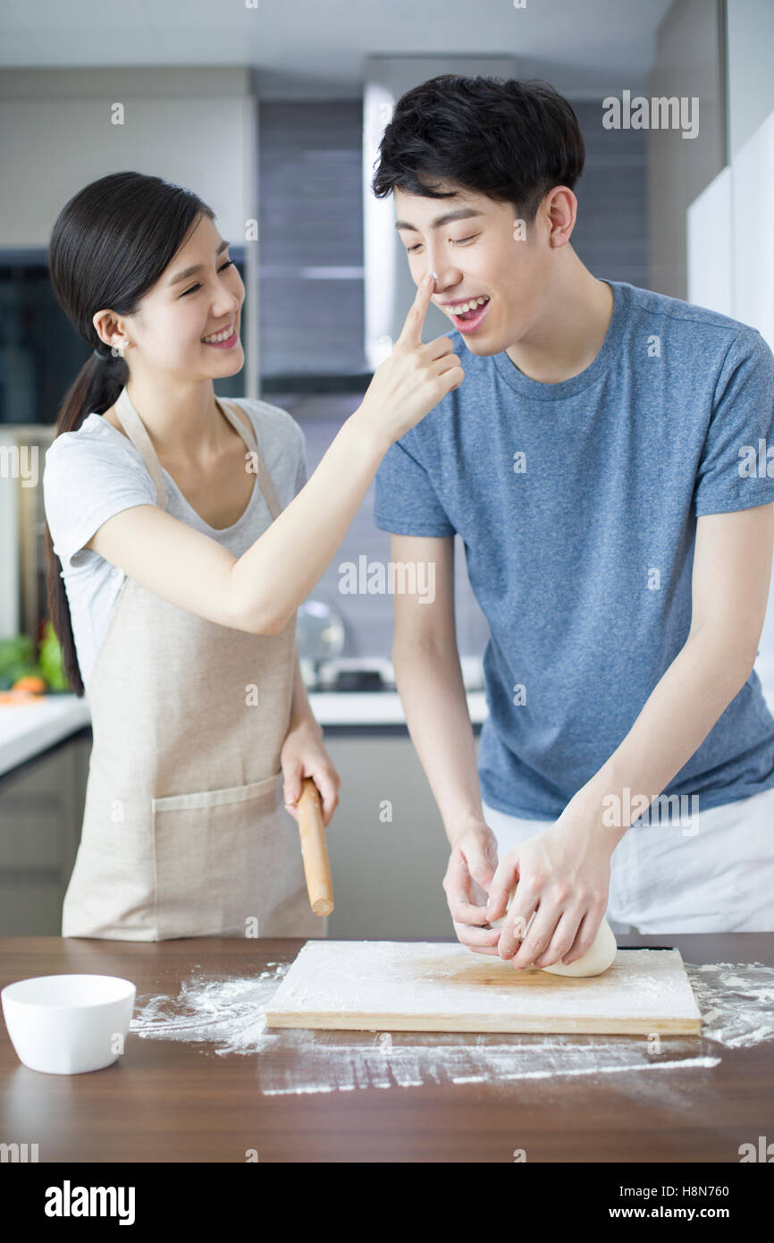 Glückliche junge chinesische paar in Küche Stockfoto