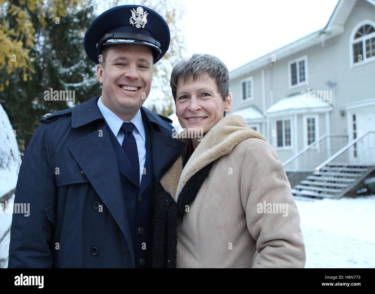 NASA internationale Raumstation Expedition 50-51 Sojus MS-03 Sicherungs- und erstklassige Crew Mitglieder amerikanischen Astronauten Jack Fischer (links) und Peggy Whitson außerhalb der Gagarin-Kosmonautentrainingszentrum Residence Ferienhäuser posieren vor der Abfahrt zum Startplatz Baikonur 1. November 2016 in Star City, Russland. Stockfoto