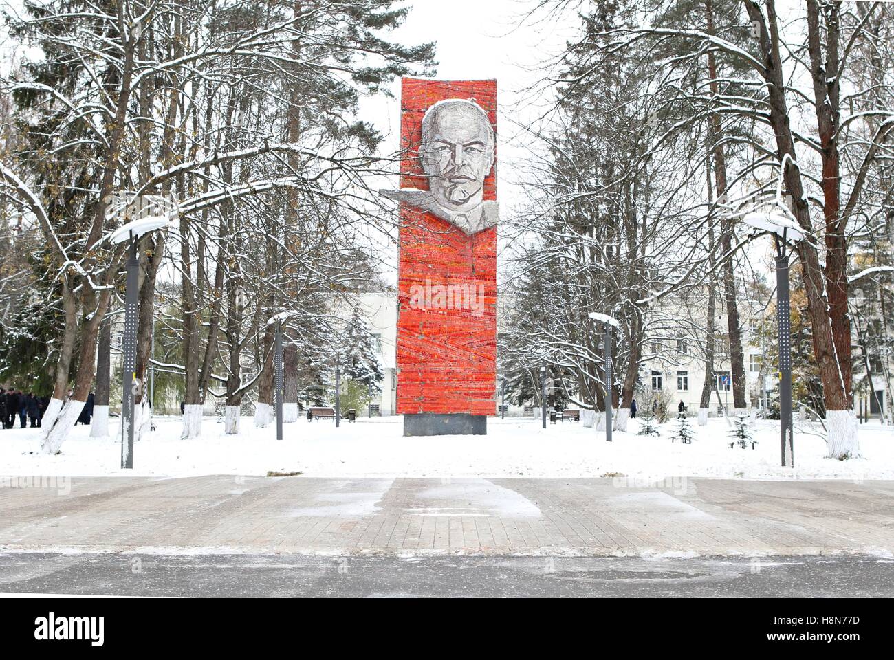 Eine große Skulptur zum Gedenken an russische Kommunist und Gründer der Sowjetunion Vladimir Lenin steht außerhalb der Gagarin-Kosmonautentrainingszentrum 1. November 2016 in Star City, Russland. Stockfoto