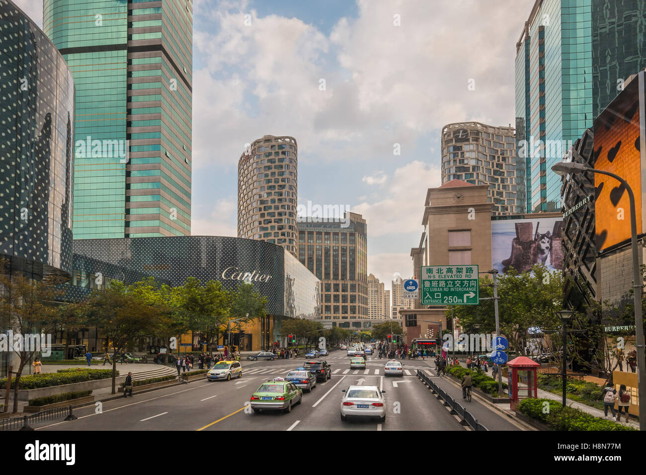 Verkehr auf der Huaihai-Straße im zentralen Shanghai neben gehobenen Einkaufszentrum in China Stockfoto