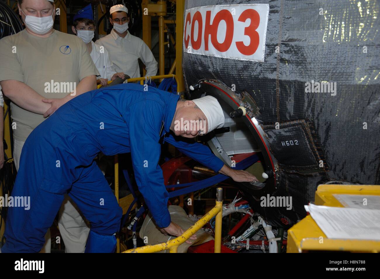 NASA internationale Raumstation Expedition 50-51 backup Crew Mitglied italienischer Astronaut Paolo Nespoli der European Space Agency klettert an Bord der Sojus MS-03-Raumschiff während des Trainings vor dem Start in Baikonur Kosmodrom Integration Anlage 2. November 2016 in Baikonur, Kasachstan. Stockfoto