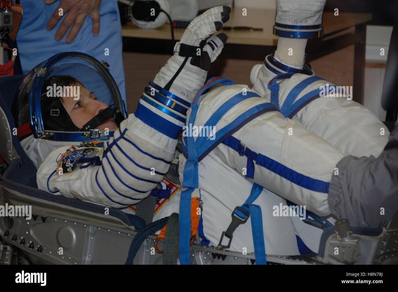 NASA internationale Raumstation Expedition 50-51 Sojus MS-03 erstklassige Crew Mitglied Astronaut Peggy Whitson erfährt eine Sokol Start und Eintrag Anzug Druckprüfung während einer Fit Check-Generalprobe in Baikonur Kosmodrom Integration Anlage 2. November 2016 in Baikonur, Kasachstan. Stockfoto