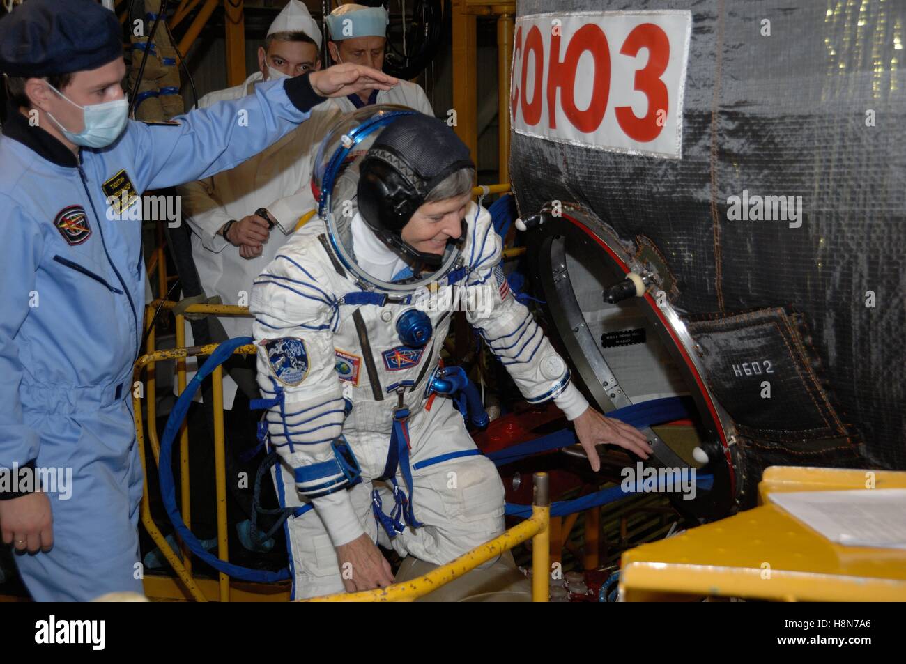 NASA internationale Raumstation Expedition 50-51 erstklassige Crew Mitglied Astronaut Peggy Whitson besteigt das Raumschiff Sojus MS-03 während einer Fit Check-Generalprobe in Baikonur Kosmodrom Integration Anlage 2. November 2016 in Baikonur, Kasachstan. Stockfoto