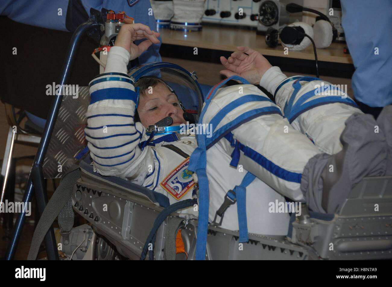 NASA internationale Raumstation Expedition 50-51 Sojus MS-03 erstklassige Crew Mitglied Astronaut Peggy Whitson erfährt eine Sokol Start und Eintrag Anzug Druckprüfung während einer Fit Check-Generalprobe in Baikonur Kosmodrom Integration Anlage 2. November 2016 in Baikonur, Kasachstan. Stockfoto