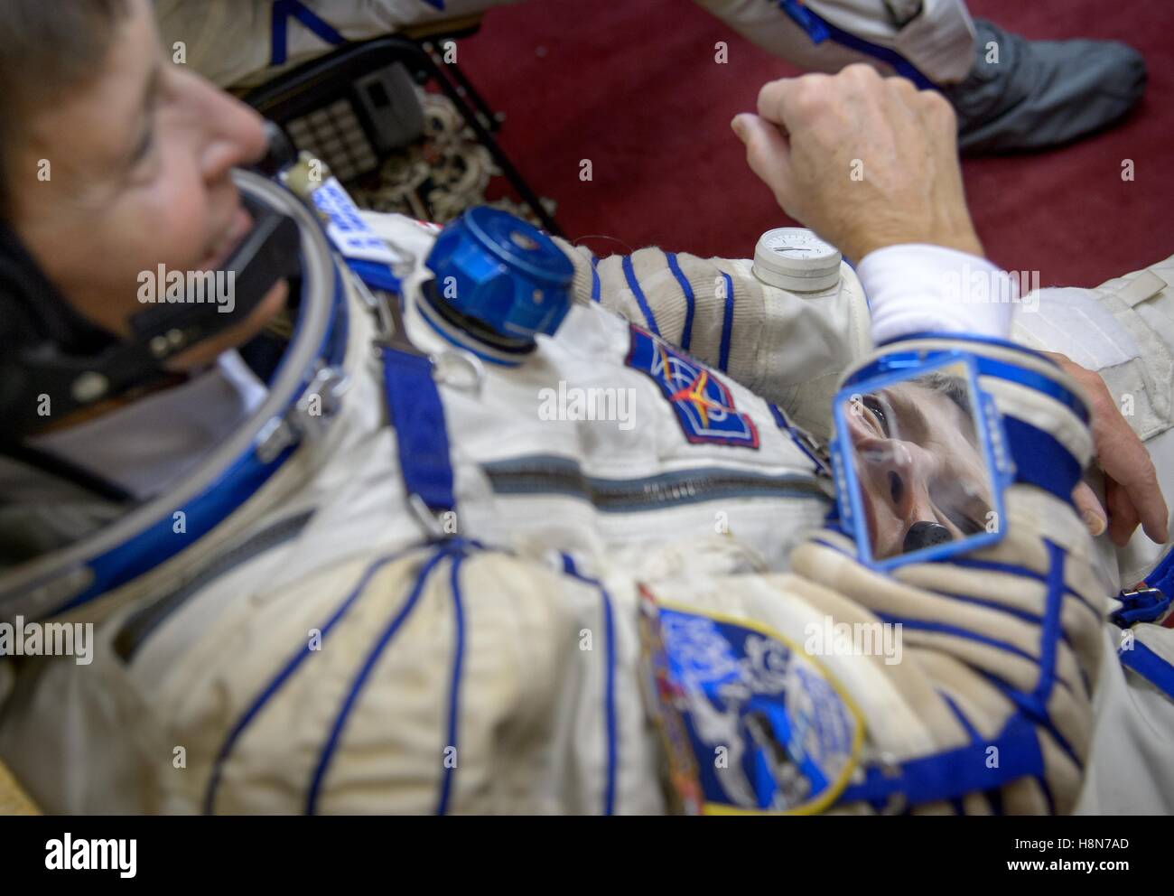 NASA internationale Raumstation Sojus-MS-03 Mission Prime Crew Astronaut amerikanischen Peggy Whitson setzt auf ihre Sokul Start und Eintrag Raumanzug vor der endgültigen Qualifikation Prüfungen 25. Oktober 2016 in Star City, Russland. Stockfoto