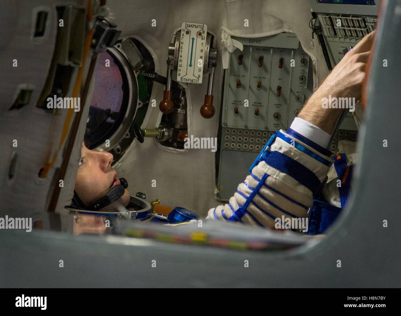 NASA internationale Raumstation Expedition 50 MS Sojus-03 prime Crew Mitglied französischer Astronaut arbeitet Thomas Pesquet von der European Space Agency innerhalb der Sojus-Simulator während der Abschlussqualifikation Prüfungen auf der Gagarin-Kosmonautentrainingszentrum 25. Oktober 2016 in Star City, Russland. Stockfoto