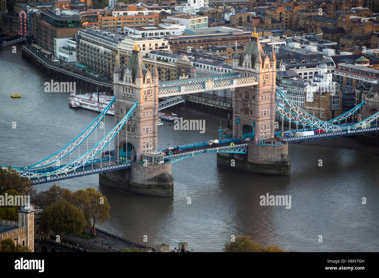 Luftaufnahme der Tower Bridge aus der City of London Stockfoto