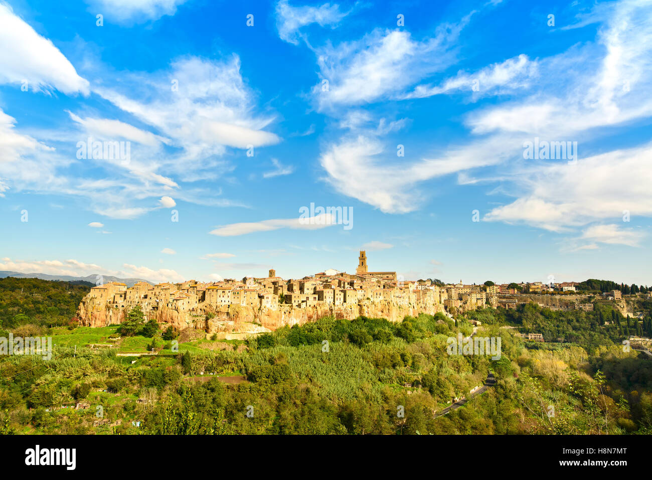 Toskana, Pitigliano mittelalterliches Dorf auf Tuff felsigen Hügel. Hochauflösende Panorama Landschaftsfotografie. Italien, Europa. Stockfoto