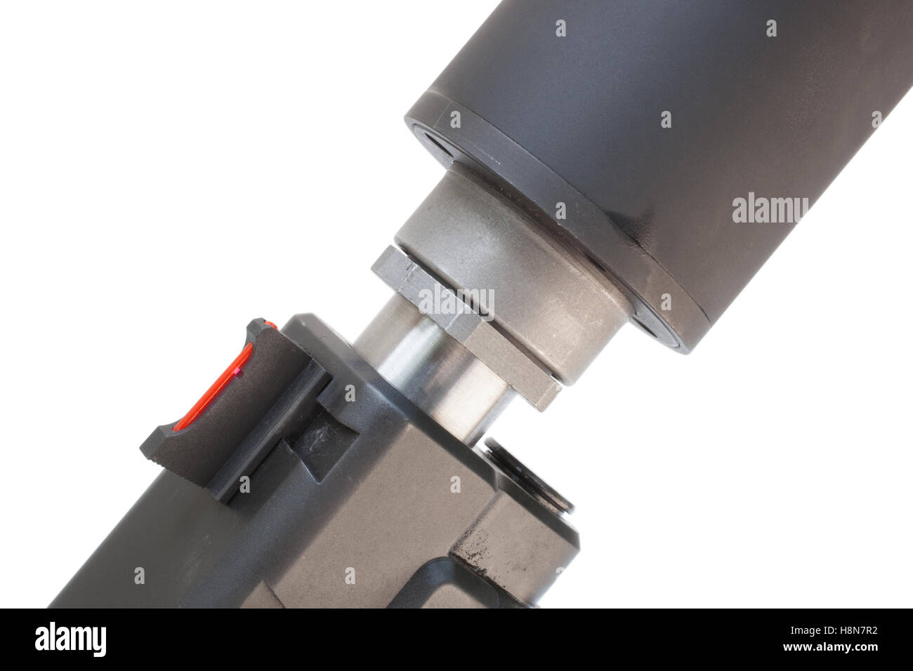Pistole mit Schalldämpfer, der auf weißem isoliert Stockfoto