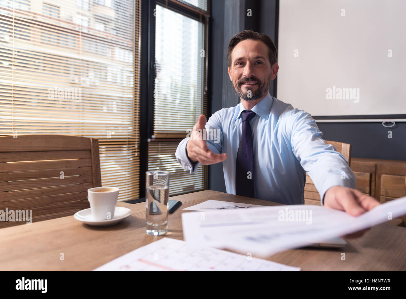 Fröhlich glücklich Geschäftsmann ballte eine Sache Stockfoto