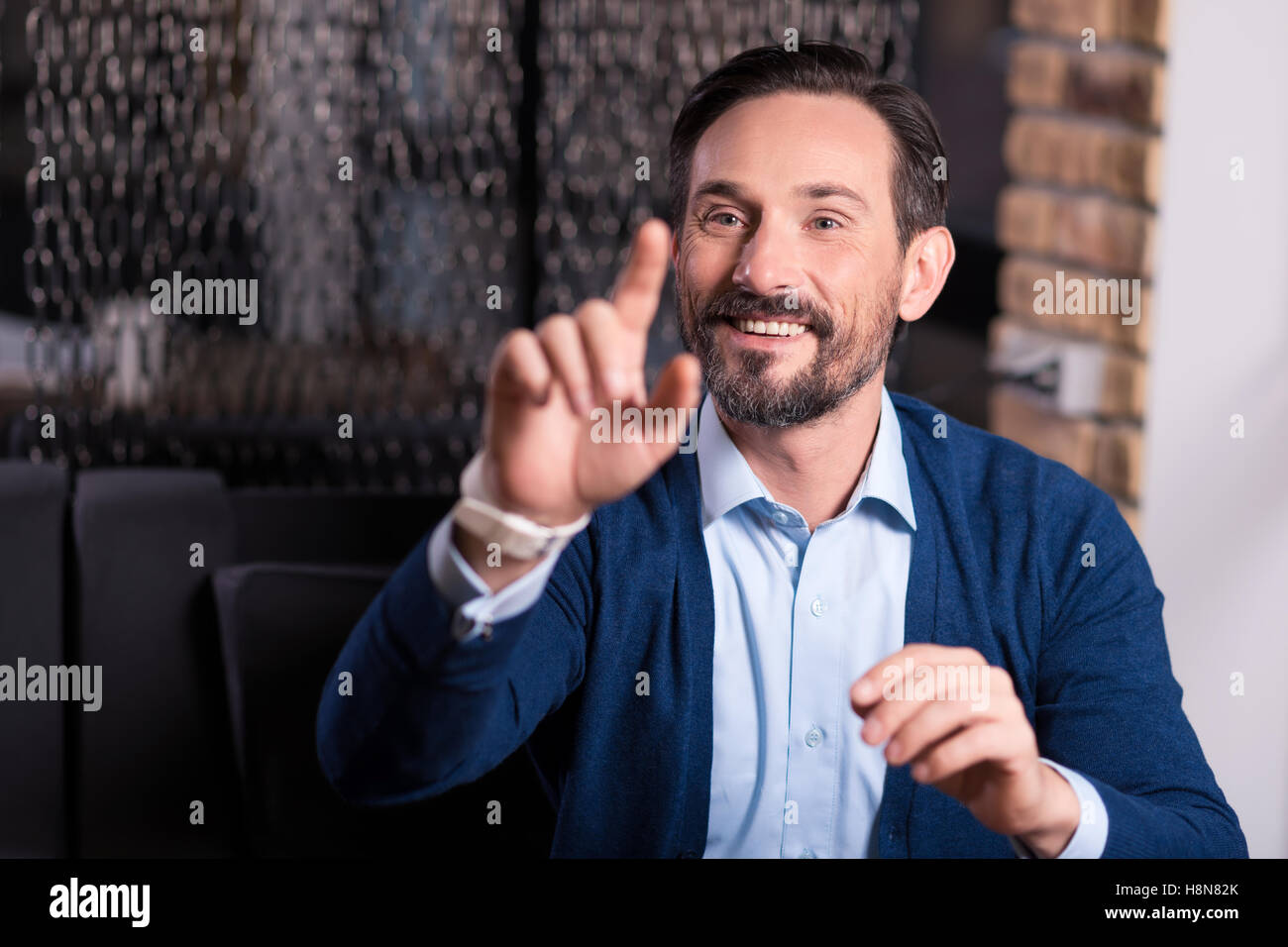 Glücklich gut aussehender Mann Spaß Stockfoto