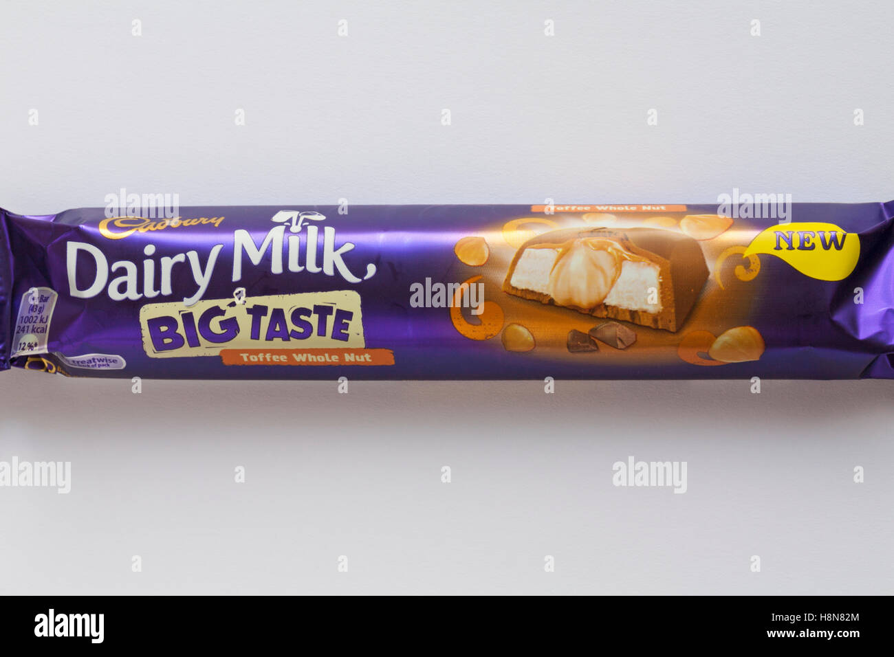 Bar des neuen Cadbury Dairy Milk große Geschmack Toffee ganzen Nuss Schokolade Bar eingestellt auf weißem Hintergrund Stockfoto
