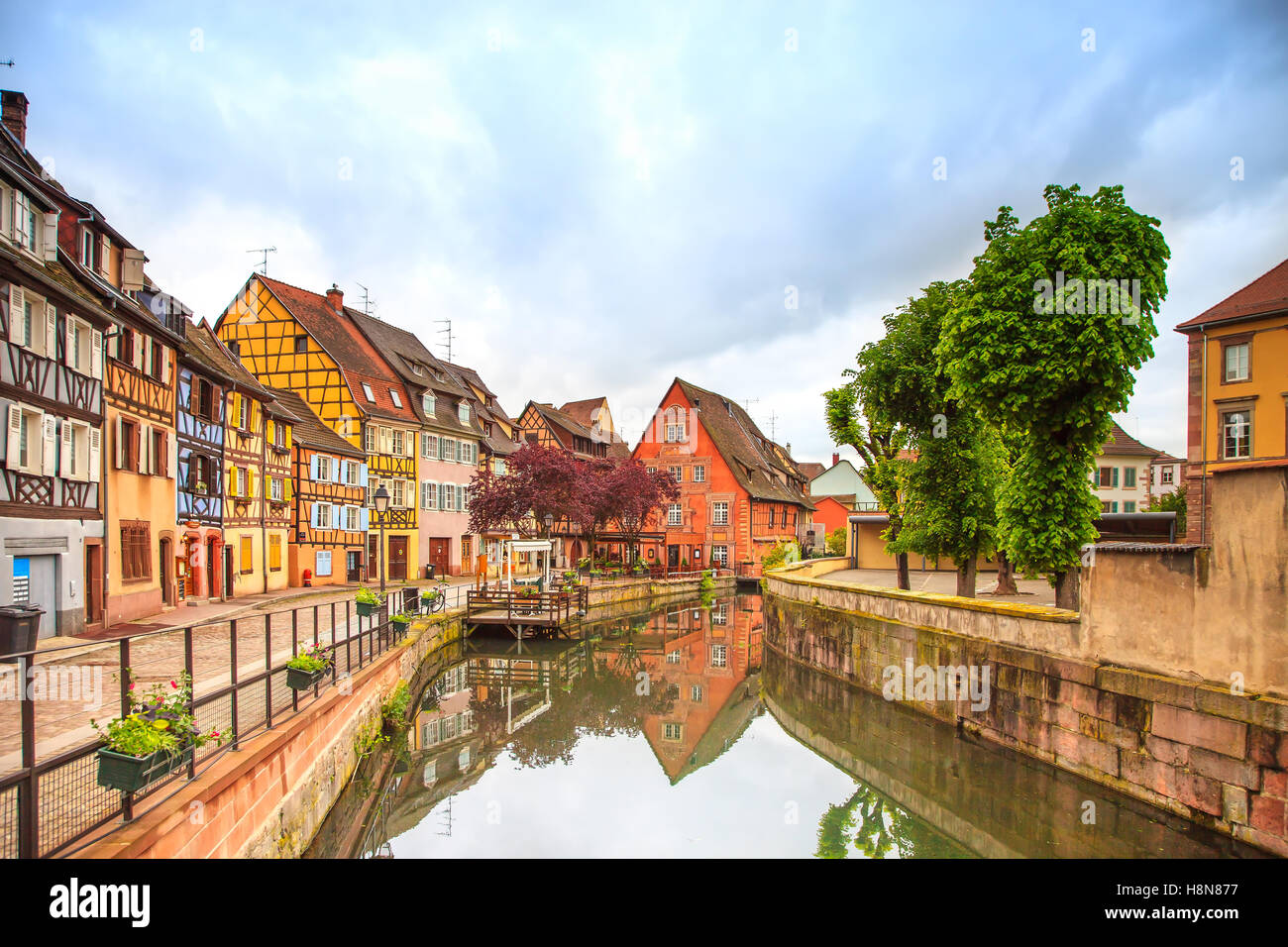 Colmar, Petit Venedig, Wasserkanal und traditionellen bunten Häusern. Elsass, Frankreich. Langzeitbelichtung. Stockfoto