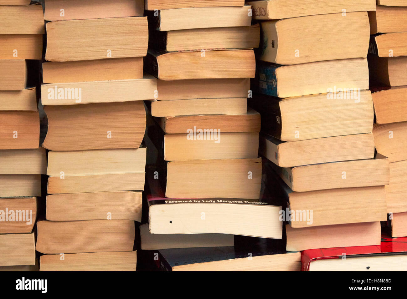 Stapel Stapel von gebrauchten Taschenbücher im Vereinigten Königreich Stockfoto