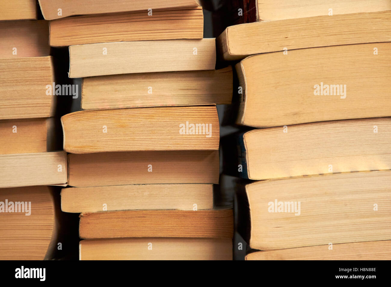 Stapel Stapel von gebrauchten Taschenbücher im Vereinigten Königreich Stockfoto