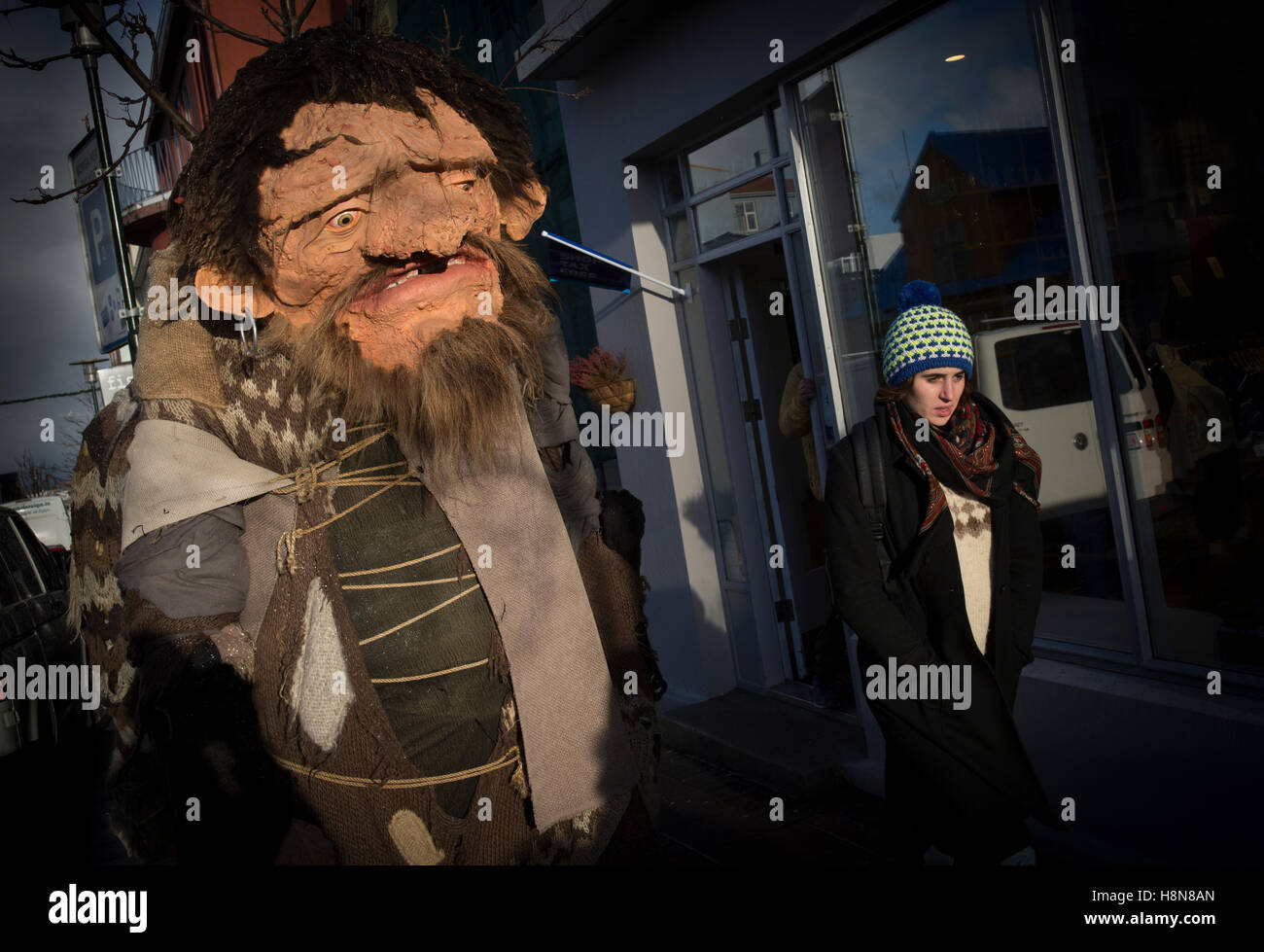 Eine Frau geht vorbei an einer Schaufensterpuppe ähnelt einen Troll in Reykjavik Stockfoto