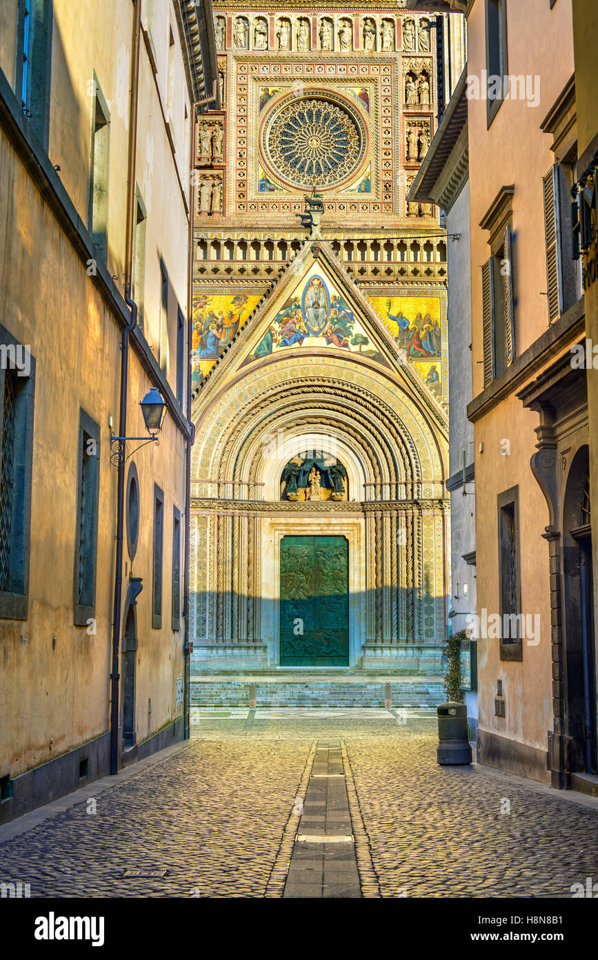 Orvieto mittelalterlichen Dom Kathedrale Kirche Wahrzeichen Fassade Blick aus einer Straße. Umbria, Italien, Europa. Stockfoto
