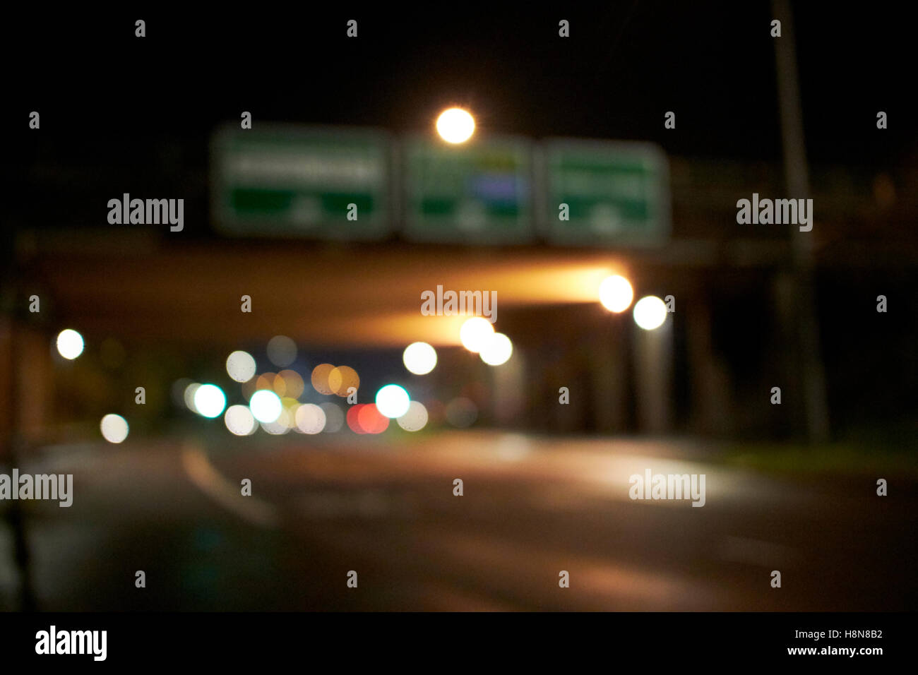 defokussierten Straßenlaternen in einer dunklen Nacht in Newtownabbey Nordirland Vereinigtes Königreich Stockfoto