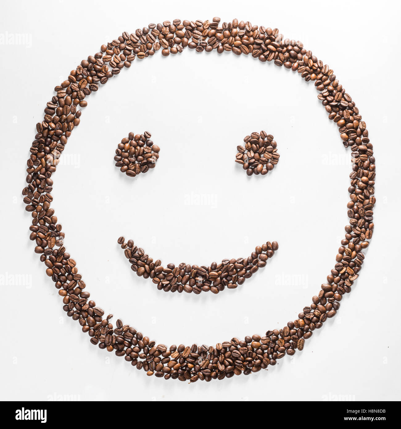 Lächeln Sie geformten Kaffeebohnen isoliert auf weißem Hintergrund. Komposition für Blogger, Designer, websites Stockfoto