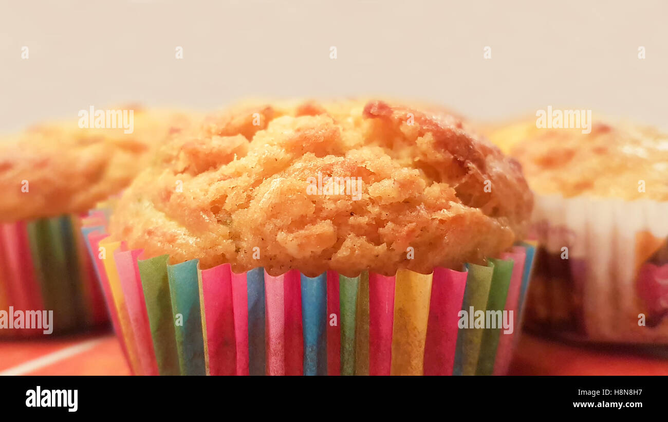 Salzige Muffins mit Zucchini. Eine Nahaufnahme Blick. Stockfoto