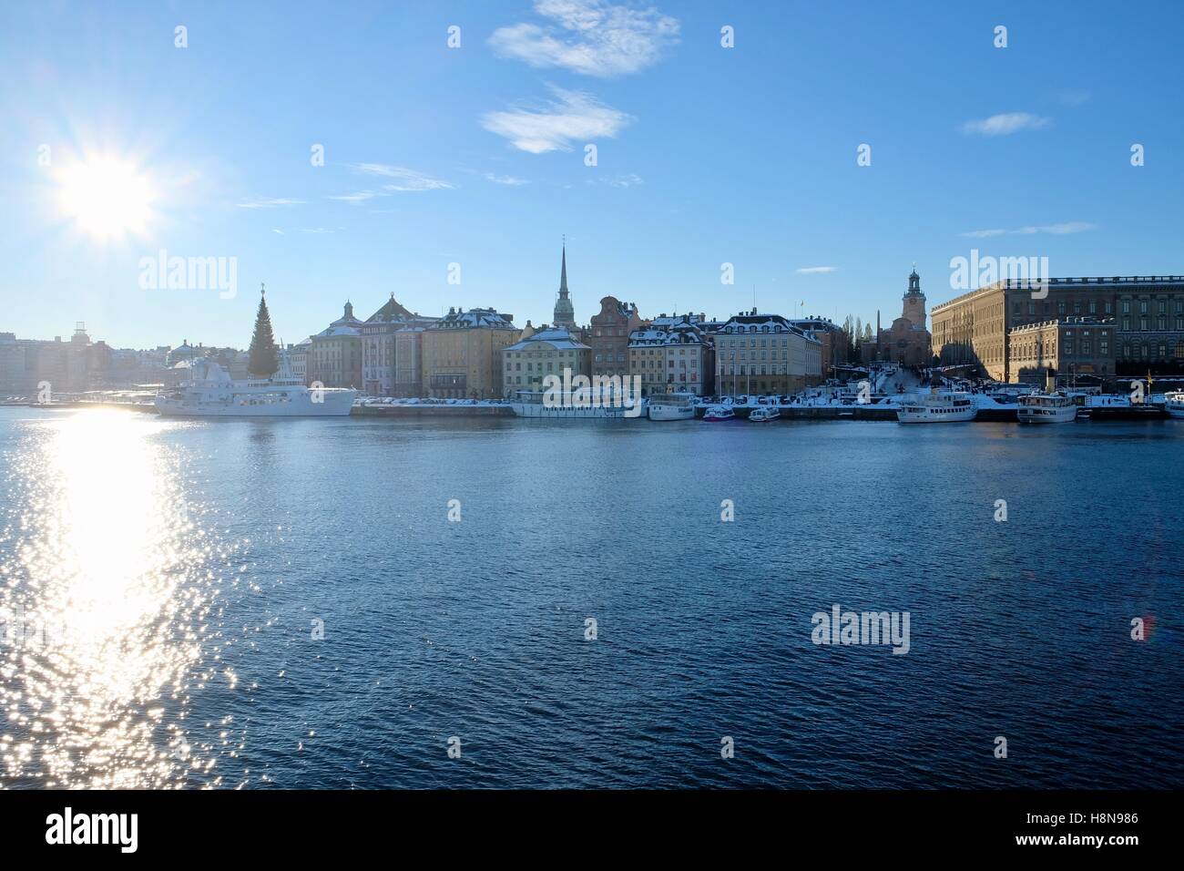 Historische Altstadt von Stockholm über den Hafen im winter Stockfoto