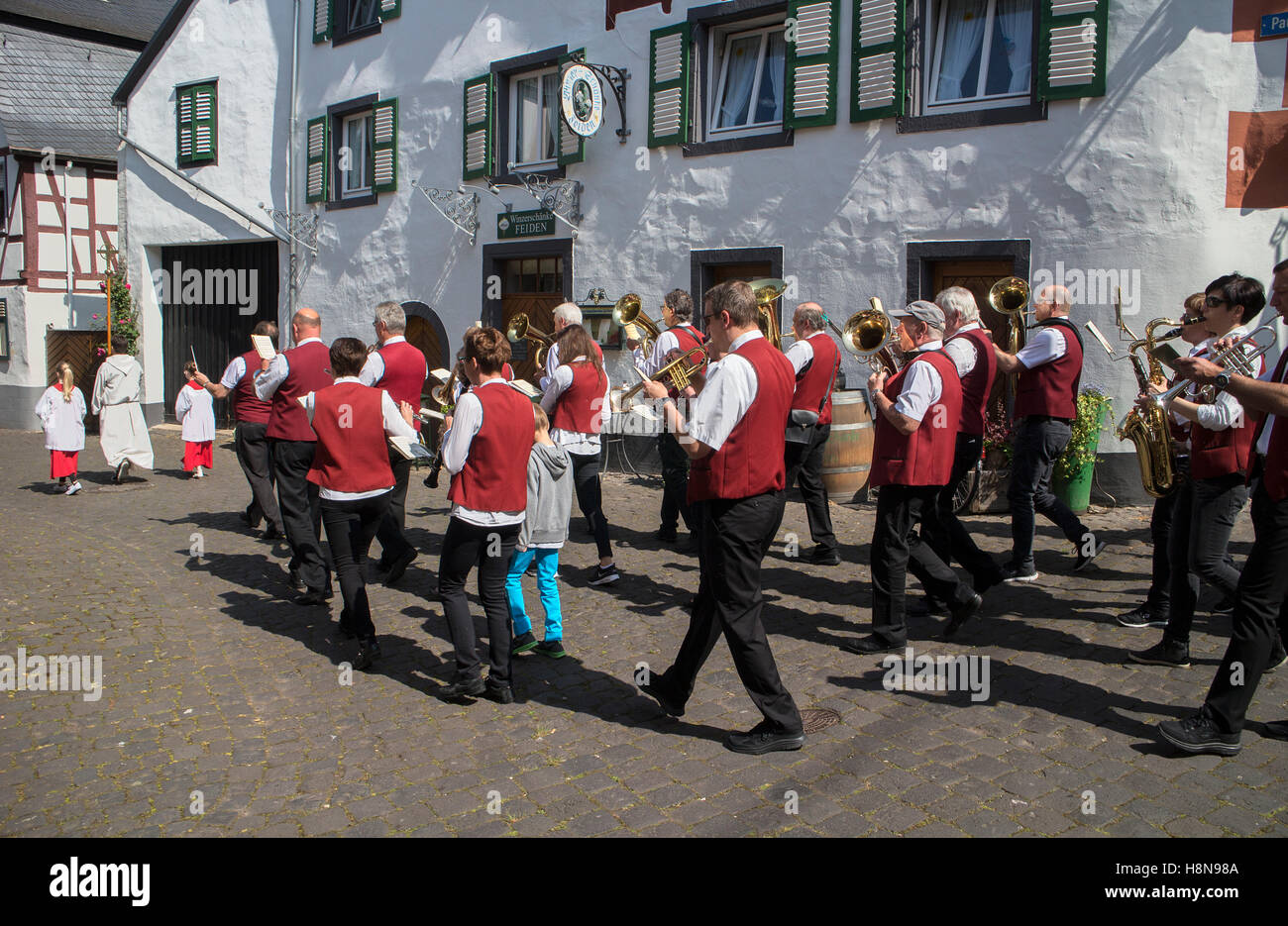 Blaskapelle auf religiöse Festival Parade in Ediger-Eller, Calmont Region, Rheinland-Pfalz, Deutschland Stockfoto