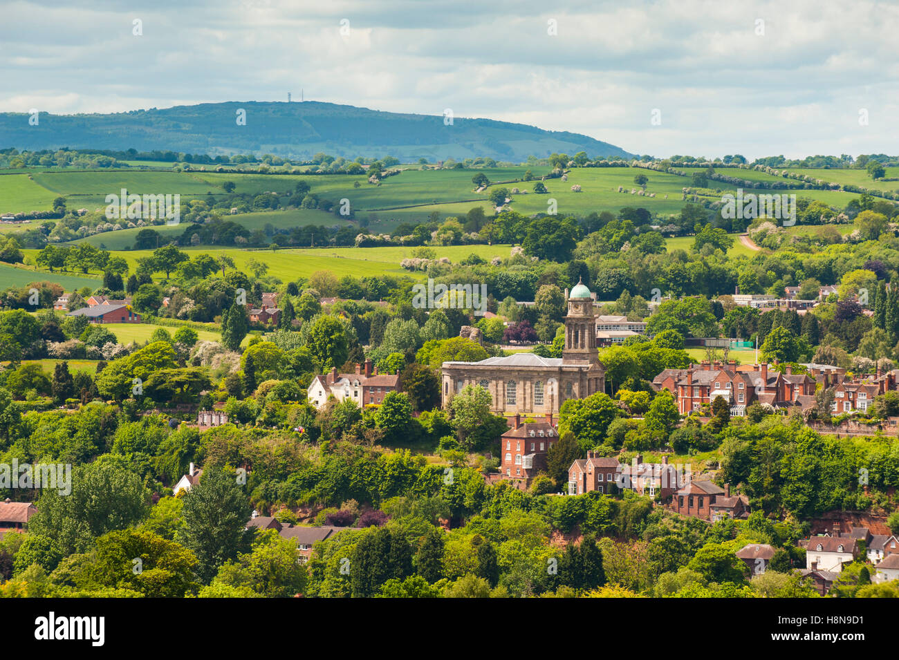 Marktgemeinde Bridgnorth, Shropshire mit Str. Marys Kirche, erbaut von Thomas Telford und Brown Clee Hill, England, UK Stockfoto