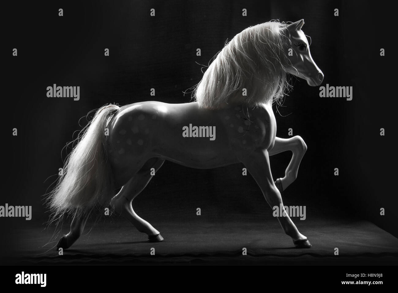 Pferd-Spielzeug auf schwarzem Hintergrund Stockfoto