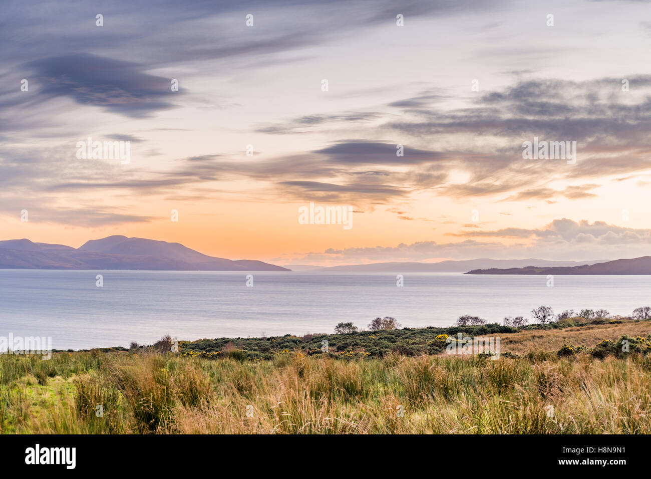 Schönen und lebendigen schottischen Landschaft Sonnenuntergang Blick auf die Insel Arran von Ardlamont, Tighnabruaich, Argyll and Bute, Schottland, UK Model Release: Nein Property Release: Nein. Stockfoto