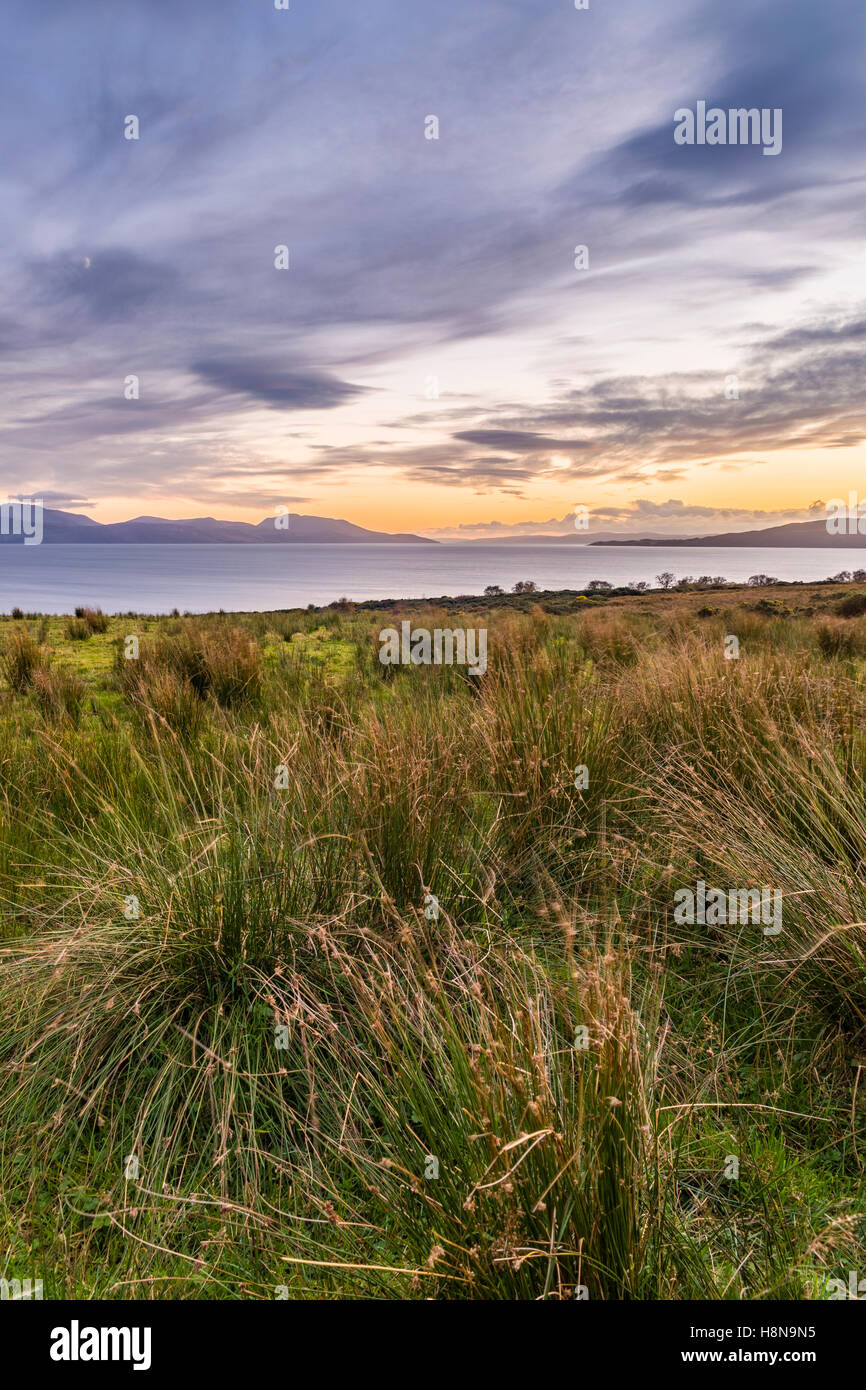 Schönen und lebendigen schottischen Landschaft Sonnenuntergang Blick auf die Insel Arran von Ardlamont, Tighnabruaich, Argyll and Bute, Schottland, UK Model Release: Nein Property Release: Nein. Stockfoto