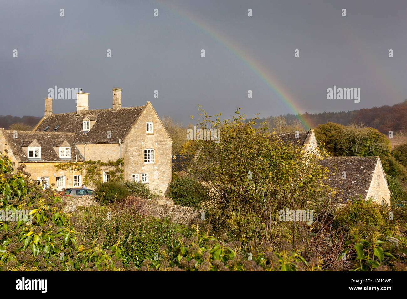 Herbst in den Cotswolds - ein Regenbogen in der Cotswold-Dorf Kineton, Gloucestershire UK Stockfoto