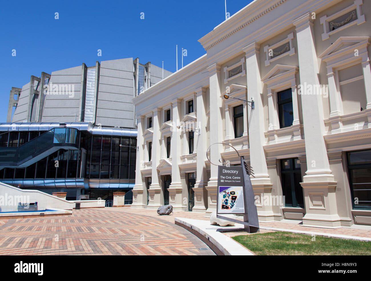 Civic Square umgeben von Verwaltungsgebäuden in Wellington City (New Zealand). Stockfoto