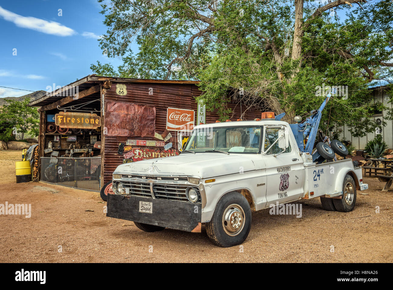 Oldtimer Ford Abschleppwagen auf der historischen Route 66 in der Nähe von den General Store in Hackberry verlassen Stockfoto