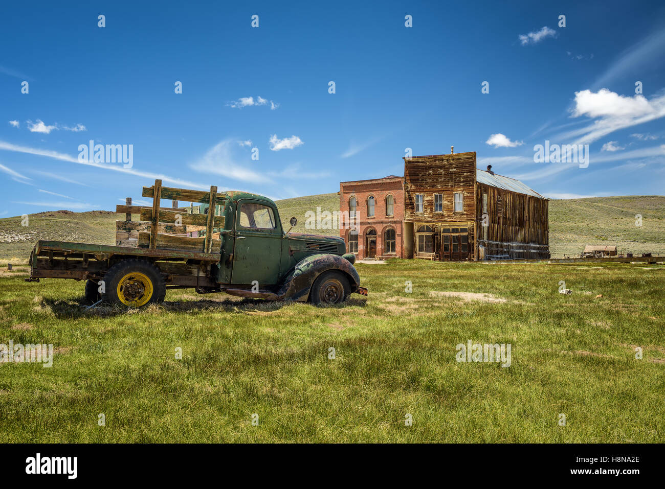 Autowrack und Altbauten in Geisterstadt Bodie, California. Bodie ist eine historische State Park von einem Goldrausch-Ära in Bodie H Stockfoto