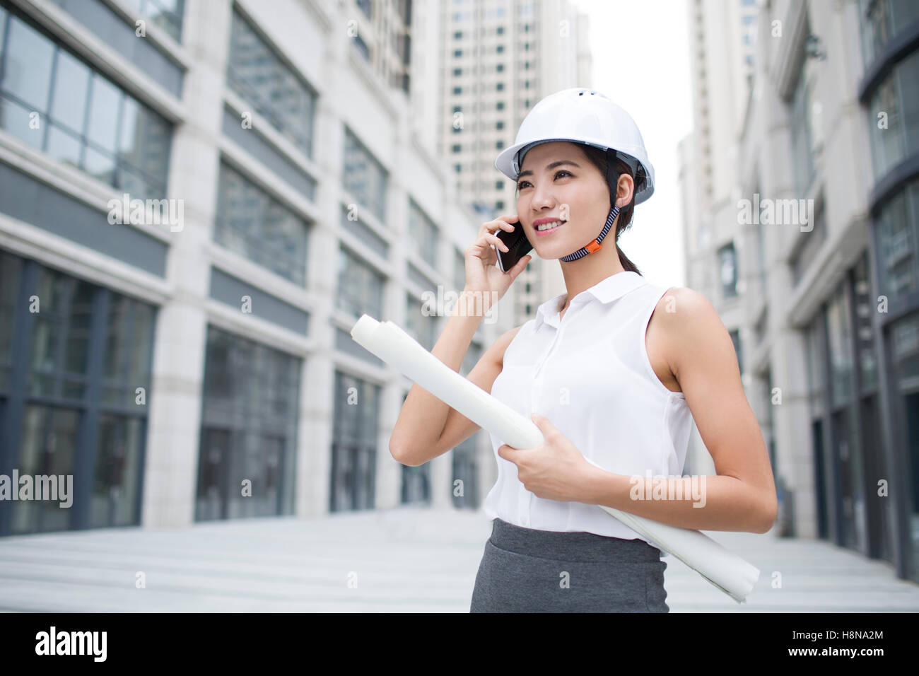 Chinesische Architektin sprechen auf Handy Stockfoto