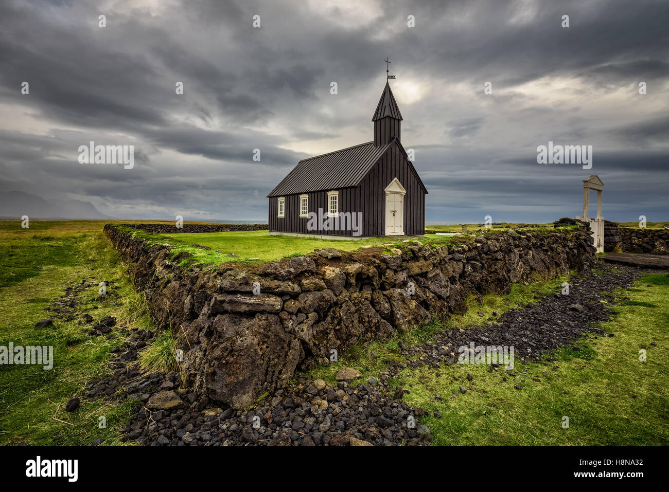 Schwarze hölzerne Kirche von Budir in Island. HDR verarbeitet. Stockfoto