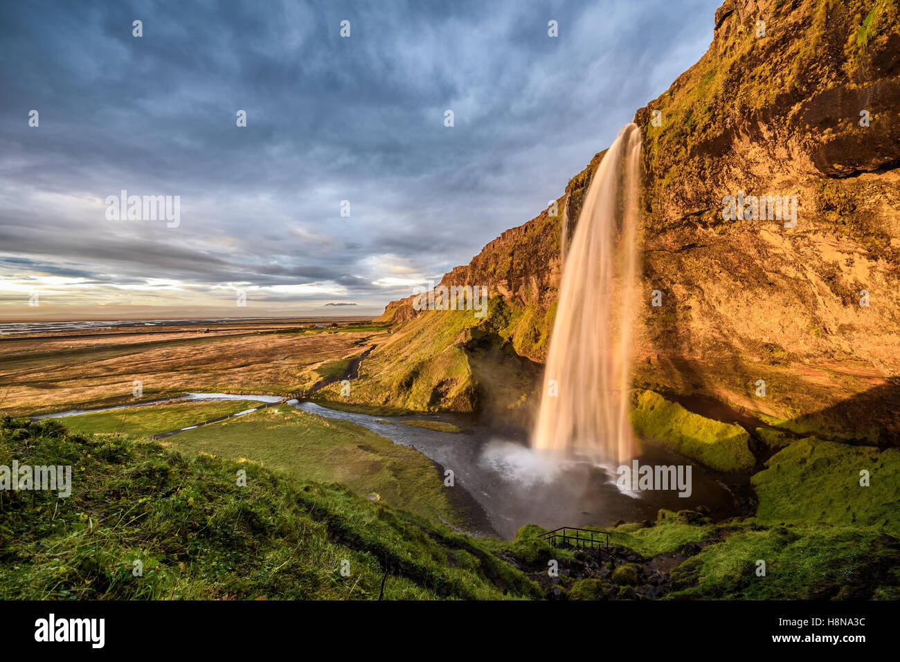 Wasserfall Seljalandsfoss in Island bei Sonnenuntergang. HDR verarbeitet. Stockfoto