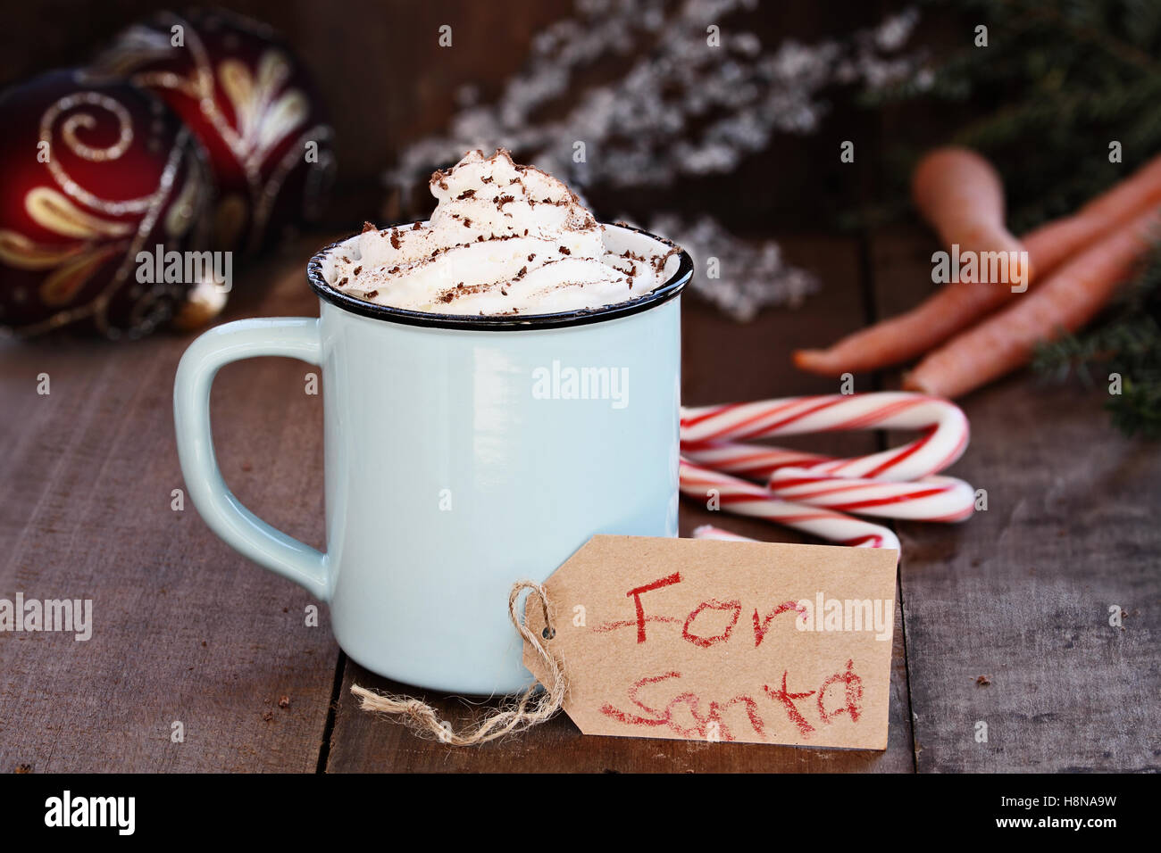 Tasse heißen Kakao mit Schlagsahne und Schokolade Späne. Beachten Sie, dass "Für Santa" und Karotten für Rentiere des Weihnachtsmanns liest. Stockfoto