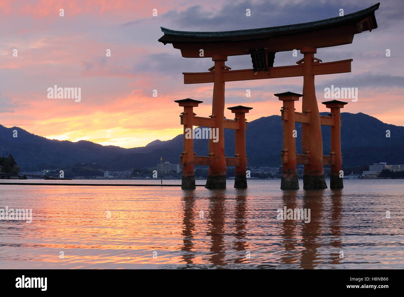 Die c.500-600 Jahre alt-Kampfer-Baum-Fäulnis resistent Zinnoberrot lackiert Hauptsäulen + Zeder 3 Hülse Säulen Itsukushima Torii Stockfoto