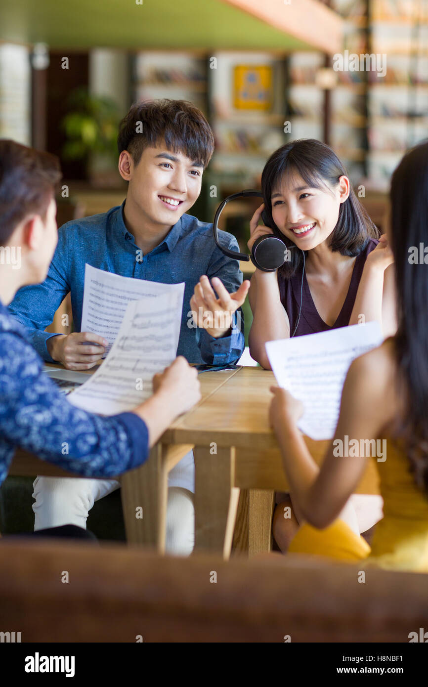 Junge chinesische Freunde reden über Musik im café Stockfoto